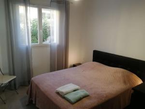 een slaapkamer met een bed met twee handdoeken erop bij T3- vue mer - Plage 50 m in Martigues