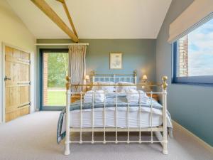 a bedroom with a bed and a window at 1 Pheasant in East Ilsley