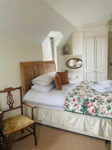um quarto com uma cama, uma cadeira e um espelho em The Steam Packet em Littlehampton