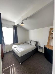 - une petite chambre avec un lit et une fenêtre dans l'établissement Clifton Street, à Middlesbrough