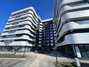 ein hohes Gebäude vor einem Gebäude in der Unterkunft Airport FlyHub Chic Apartment in Iaşi