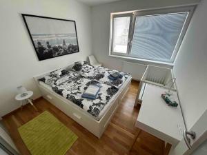 1 dormitorio pequeño con 1 cama en una habitación en Trojizbový byt vzdialený 800 m od X bionic Shere s dvoma kúpeľňami, en Šamorín