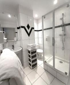 オンフルールにあるLes Cascades - Hôtel de Charmeのバスルーム(シャワー、トイレ、シンク付)