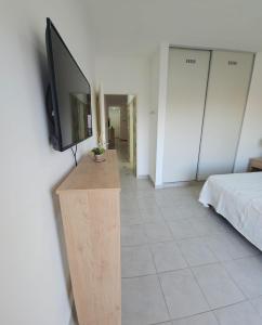 un soggiorno con una televisione su un supporto di legno di CORRIENTES Apartamento con cochera auto a Corrientes