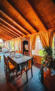 un comedor con mesa y sillas en una habitación en Cabañas LuCes del Pirque 2 en El Hoyo