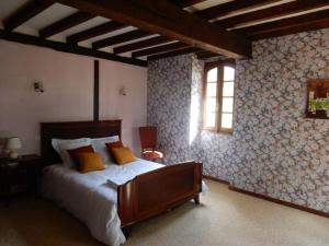 ein Schlafzimmer mit einem großen Bett und einem Fenster in der Unterkunft Ancien moulin atypique proche de Toulouse in Lavaur