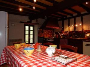 einem Tisch mit einem roten und weißen karierten Tischtuch in der Unterkunft Ancien moulin atypique proche de Toulouse in Lavaur