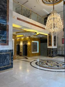 hol z żyrandolem i duży pokój w obiekcie فندق بنيان العزيزية w Mekce