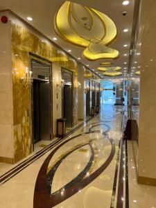 hol budynku ze złotym korytarzem w obiekcie فندق بنيان العزيزية w Mekce