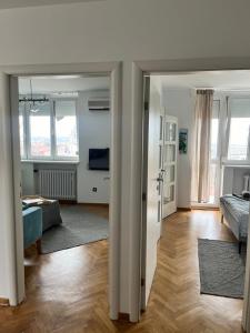 un soggiorno con letto e un divano di Gajba Apartment a Belgrado
