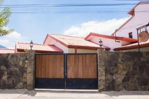 una puerta de madera delante de una casa en Villa 107, en Kandy