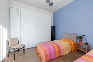 ein Schlafzimmer mit einem Bett und einem Stuhl in der Unterkunft La Rossa Camelia in Cannobio