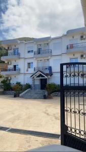 un edificio blanco con una puerta delante en Plage à 500 mètres! Appartement familial paisible avec vue sur mer à Melbou, idéal pour des vacances relaxantes. en Les Falaises