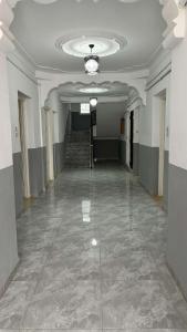 an empty hallway in a building with a ceiling at Plage à 500 mètres! Appartement familial paisible avec vue sur mer à Melbou, idéal pour des vacances relaxantes. in Les Falaises