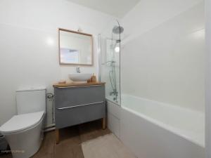 La salle de bains est pourvue d'un lavabo, de toilettes et d'un miroir. dans l'établissement La colline - piscine et tennis, à Montpellier
