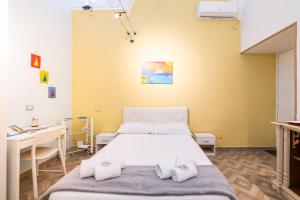 um quarto de hospital com uma cama e uma secretária em Room21 By DomusExtra em Nápoles