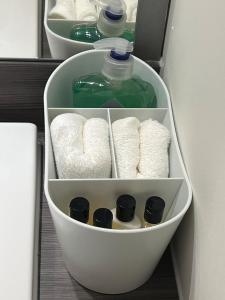 lodówka z ręcznikami i butelką wody w obiekcie Modern 2 Bedroom Flat in Quiet Village w/ Ensuite w mieście Bishopton