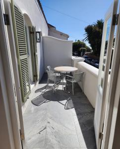 patio con mesa y sillas en el balcón en St James - Villa Mosselle en St James