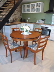 A kitchen or kitchenette at Chambre d hôtes avec 2 petits déjeuners ou Gîte