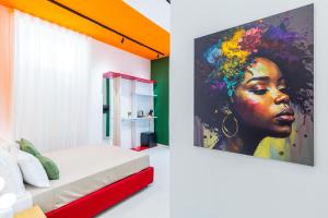 un dormitorio con una gran pintura de una mujer negra en Starguest Duomo, en Nápoles