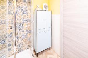 um armário branco num quarto com uma parede em Room21 By DomusExtra em Nápoles
