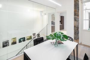 トリエステにあるThe Architect - Exclusive Loft in Ponterossoの白いテーブルと椅子のある白いダイニングルーム +26枚の写真