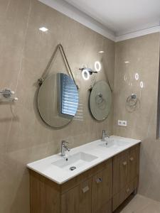 baño con lavabo y 2 espejos en Quarto próximo a praia Vila Nova de Gaia en Valadares