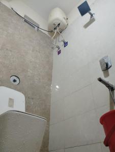 een badkamer met een douche en een toilet in een kamer bij Née Barsha residency in Puri