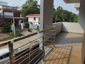 een balkon met uitzicht op een straat bij Née Barsha residency in Puri