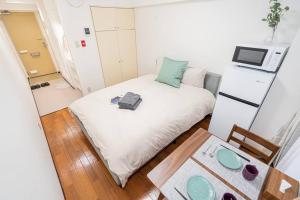 Giường trong phòng chung tại 新宿中心地歌舞伎町紧邻伊势丹电器城免费Wi-Fi。
