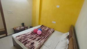 Ένα ή περισσότερα κρεβάτια σε δωμάτιο στο HOTEL MEERA +10 φωτογραφίες