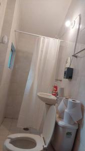 een witte badkamer met een toilet en een wastafel bij casa céntrica colonial in Morelia