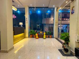 un vestíbulo vacío con plantas en un edificio en Hotel Payal & Restaurent en Pachmarhī