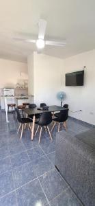 jadalnia ze stołem i krzesłami oraz telewizorem w obiekcie COMPLEJO TURISTICO RIOJA w mieście La Rioja