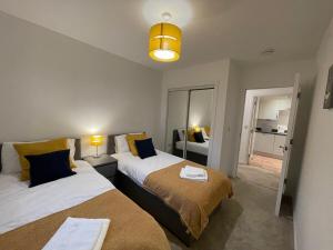 Tempat tidur dalam kamar di 2 bedroom luxury flat in quiet village of Bishopton