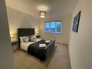 2 bedroom luxury flat in quiet village of Bishopton 객실 침대