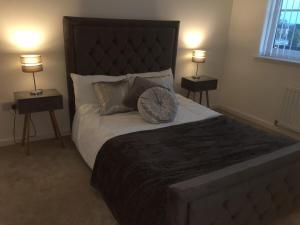 ビショップトンにある2 bedroom luxury flat in quiet village of Bishoptonのベッドルーム1室(大型ベッド1台、ランプ2つ付)