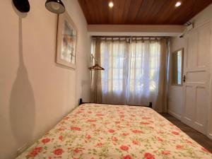 Ένα ή περισσότερα κρεβάτια σε δωμάτιο στο Casa São Conrado