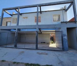 budynek z garażem z bramą przed nim w obiekcie Departamento 2 Dormitorios Ruta 6 w mieście General Roca