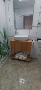a bathroom with a sink and a mirror at Apartamento en Roda de Berà in Roda de Bará