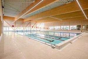 une grande piscine dans un grand bâtiment dans l'établissement An's seaview Middelkerke, à Middelkerke