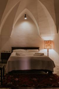 ein Schlafzimmer mit einem großen Bett und einer gewölbten Decke in der Unterkunft Casa Del Tempio Antico, Salento in Arnesano