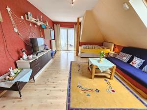 una pequeña sala de estar con un sofá azul y una habitación en Exclusive Dachgeschosswohnung in Haren/Emmeln en Haren