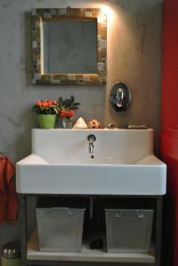 ein weißes Waschbecken im Bad mit Spiegel in der Unterkunft Klanhome in Prag