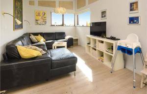 sala de estar con sofá de cuero negro y TV en Beautiful Home In Haderslev With Wifi, en Årøsund