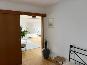 Zimmer mit Flur und Vase auf dem Boden in der Unterkunft Ruhige Wohnung mit Terrasse in Telgte