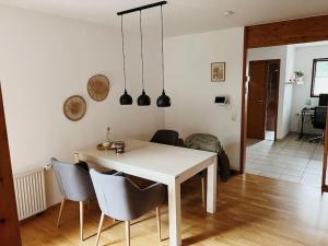 a dining room with a white table and chairs at Ruhige Wohnung mit Terrasse in Telgte