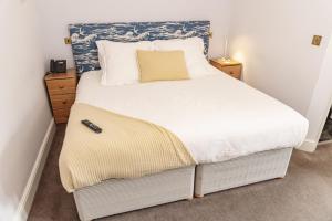 Un pat sau paturi într-o cameră la The Salutation Inn