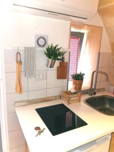 una piccola cucina con lavandino e bancone di Casa Lori,73 a Grottaglie