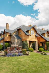 サン・マルティン・デ・ロス・アンデスにあるHosteria y Cabañas Posada Quinenの丸太家